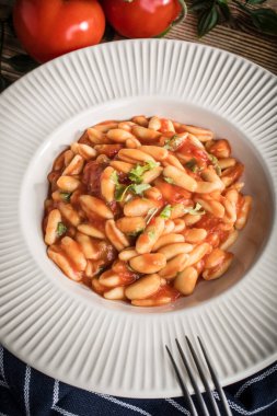 Cavatelli taze domates soslu makarna. İtalyan mutfağı.