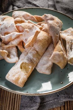 Faworki pudra şekeri ile dekore edilmiştir. Seçici odak.