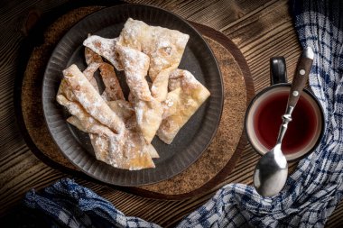 Faworki - yağ Perşembe sunulan geleneksel Lehçe tanımlama bilgileri.