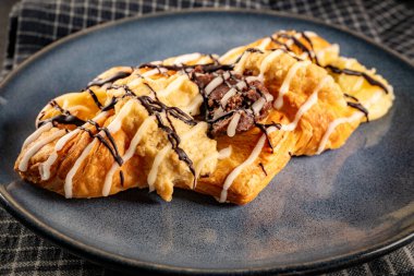 Peynirli ve kremalı Fransız pastası. Küçük alan derinliği.