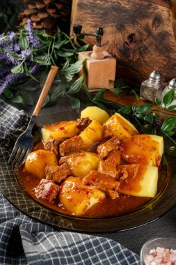 Soslu domuz yahnisi ve haşlanmış patates. Seçici odak.