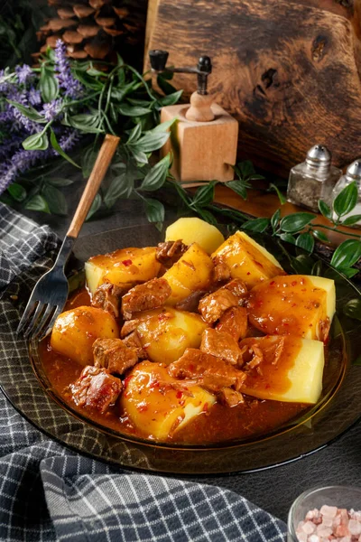 Soslu domuz yahnisi ve haşlanmış patates. Seçici odak.