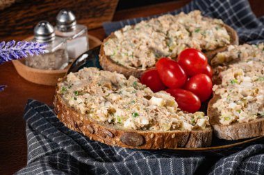 Köy tahtasında taze ev yapımı ton balığı ezmeli sandviçler..