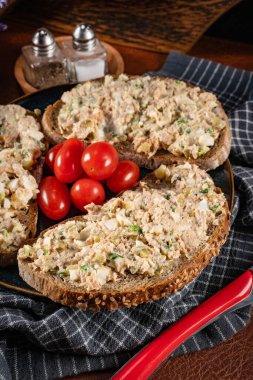 Köy tahtasında taze ev yapımı ton balığı ezmeli sandviçler..