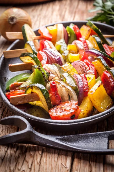 Deliciosas brochetas de verduras . —  Fotos de Stock