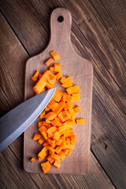 Doğranmış çiğ havuç.