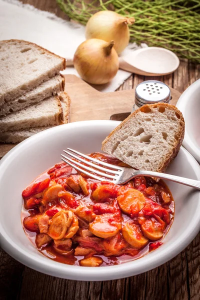 Lecho - gryta med paprika, lök och korv. — Stockfoto