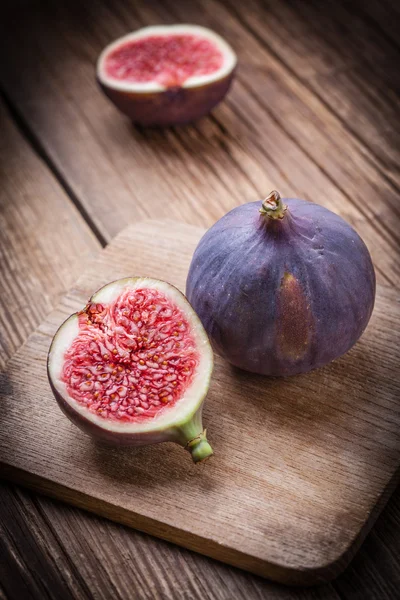 Figos fatiados em uma mesa de madeira . — Fotografia de Stock