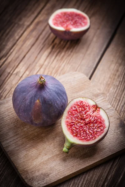 Figos fatiados em uma mesa de madeira . — Fotografia de Stock