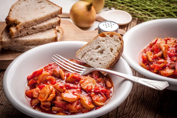 Lecho - guiso con pimientos, cebollas y salchichas . — Foto de Stock