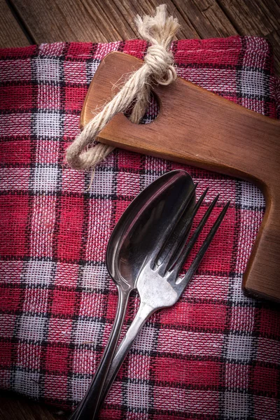 Stará vidlička a lžíce na starých dřevěných desek. — Stock fotografie