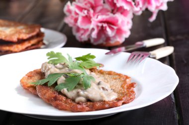 Patatesli krep. Seçici odak.