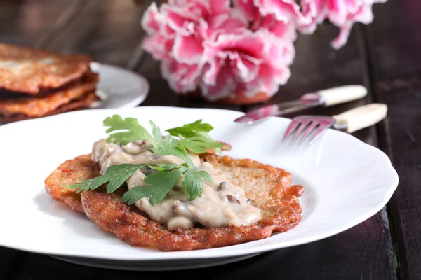 Patatesli krep. Seçici odak.