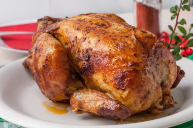 Beyaz plaka üzerinde pişmiş tavuk.