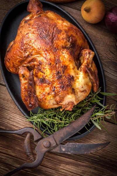 Pollo al forno su padella in ghisa . — Foto Stock