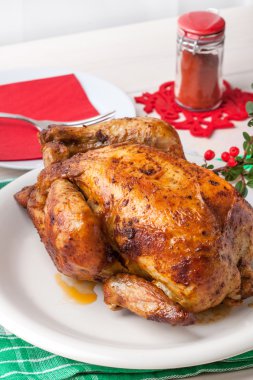 Beyaz plaka üzerinde pişmiş tavuk.