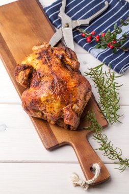 Beyaz plaka üzerinde pişmiş tavuk.