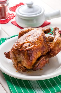 Beyaz plaka üzerinde pişmiş tavuk.