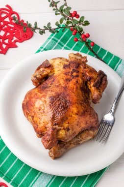 Beyaz plaka üzerinde pişmiş tavuk.