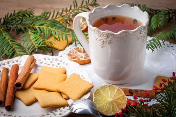 Winter-Heißgetränk mit Gewürzen auf Holztisch. — Stockfoto