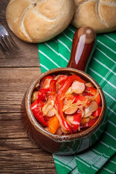 Lecho - Eintopf mit Paprika, Zwiebeln und Würstchen. — Stockfoto