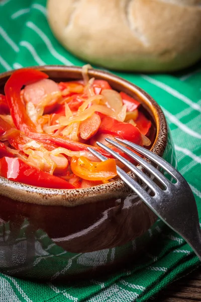 Lecho - pörkölt paprika, hagyma és kolbász. — Stock Fotó