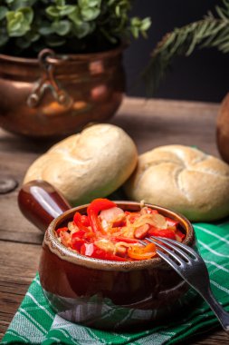 Lecho - biber, soğan ve sosis ile güveç.