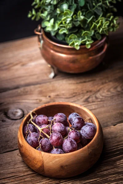 Uvas em uma tigela de madeira . — Fotografia de Stock