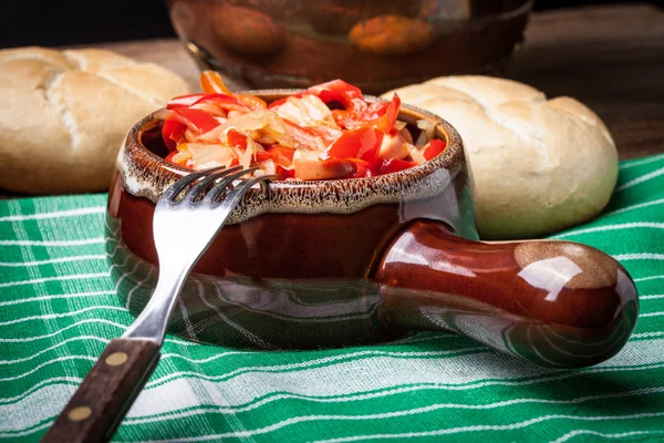 Lecho - Eintopf mit Paprika, Zwiebeln und Würstchen. — Stockfoto