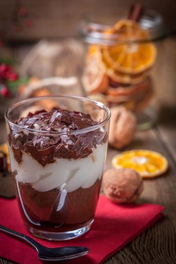 Bir cam ahşap bir masa üzerinde katmanlı tatlı.