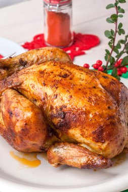 Beyaz plaka üzerinde pişmiş tavuk.