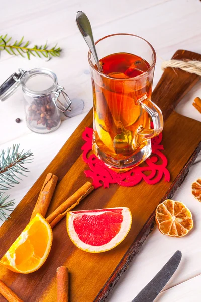 Зимний горячий напиток со специями на деревянном столе . — стоковое фото