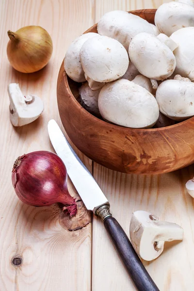 Frische weiße Pilze. — Stockfoto