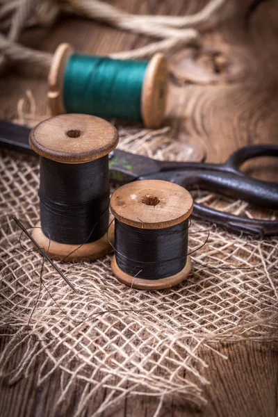 Kit de costura antiguo en la mesa de madera . — Foto de Stock