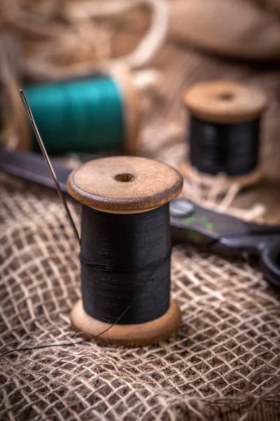 Kit de costura antiguo en la mesa de madera . — Foto de Stock