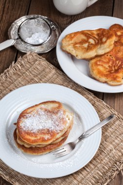 Pudra şekeri ile Polonya krep