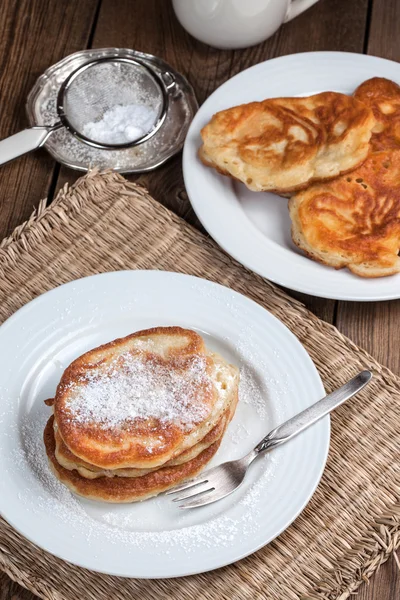 Poolse pannenkoeken met poedersuiker — Stockfoto