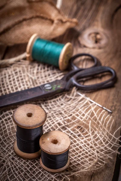 Kit de costura antiguo en la mesa de madera . — Foto de Stock