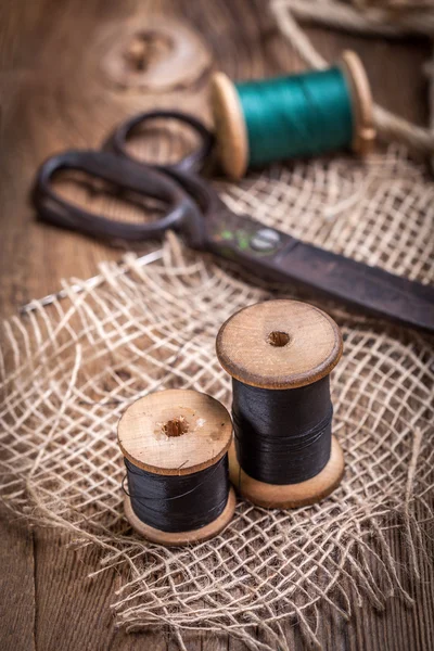 Kit de costura antiguo en la mesa de madera . — Foto de Stock