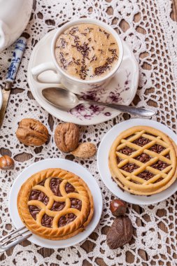 Lezzetli çikolatalı cevizli tart.