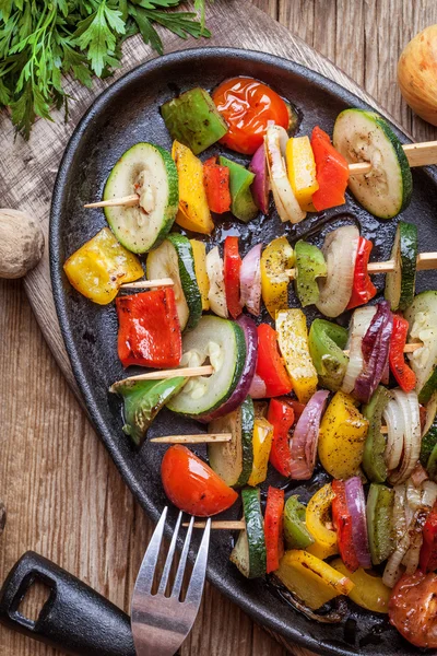 Smakelijke egetable spiesjes. — Stockfoto