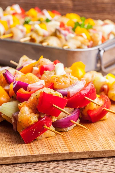 Raw beef skewers ready for grilling — Stock Photo, Image