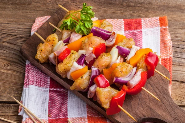 Espetos de carne crua prontos para grelhar — Fotografia de Stock