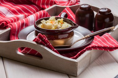 Ev yapımı karnabahar çorbası bir kahverengi kase.