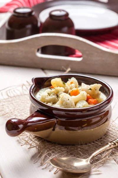 Hausgemachte Blumenkohlsuppe in einer braunen Schüssel. — Stockfoto