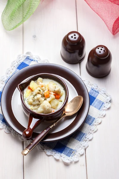 Zuppa di cavolfiore fatta in casa in una ciotola marrone . — Foto Stock