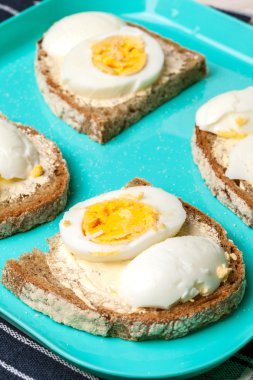 Tereyağı ve yumurta ile sandviç.