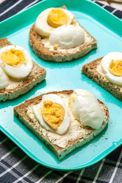 Sandwich met boter en ei. — Stockfoto