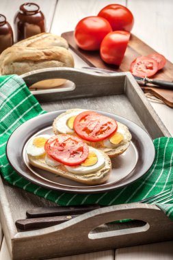 Ev yapımı kahvaltı hazırlarken.