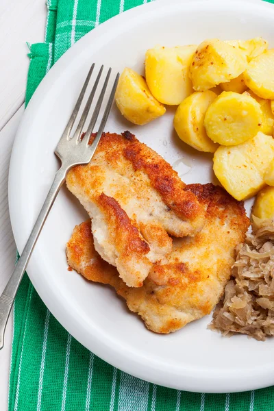 Gebakken kip borstfilet op een witte plaat. — Stockfoto